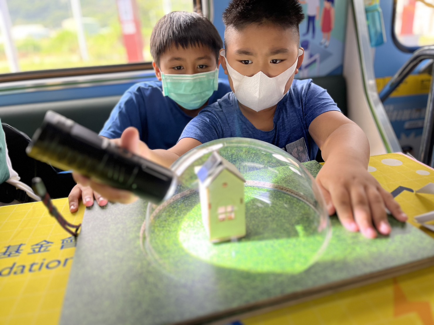 AGGAME參與基礎科學主題車廂，以STEAM教學精神，設計「逐日科學家」、「太陽能工程師」以及「淨零建築師」三大能源科普課程和實驗